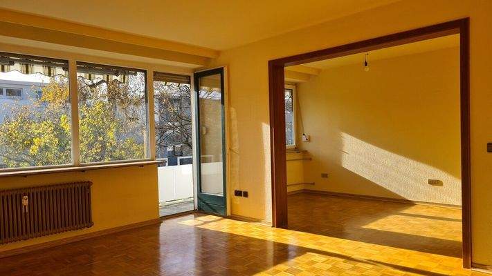 sonniges Wohnzimmer mit Essbereich