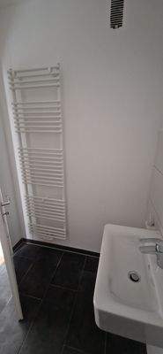 Modernisiertes Bad, Handtuchheizkörper, WM Anschluss, Waschtisch.jpg