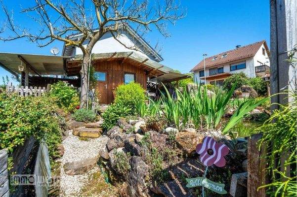 Garten mit kleiner Hütte