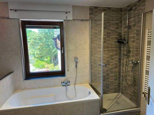 Tageslichtbad mit Dusche und Badewanne