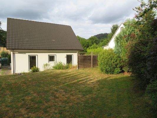 Garten mit Haus-Ansicht von Süd-West