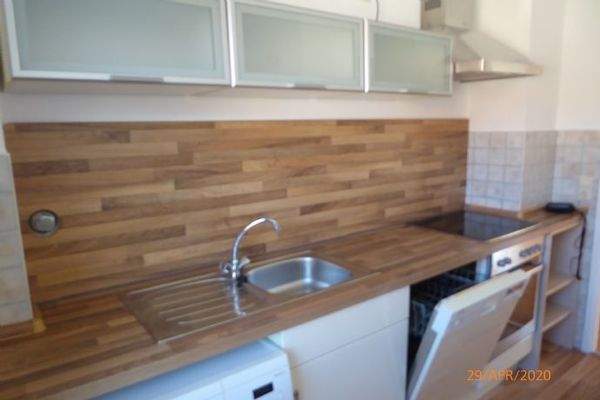 Küche mit  neuer Ausstattung und Fenster