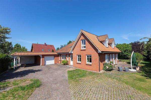 Hausansicht mit Garage und Carport