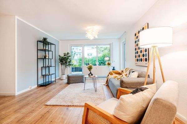 Wohnzimmer mit Zugang zur