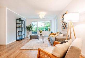 Wohnzimmer mit Zugang zur