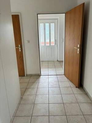 Flur mit Blick zur Haustüre