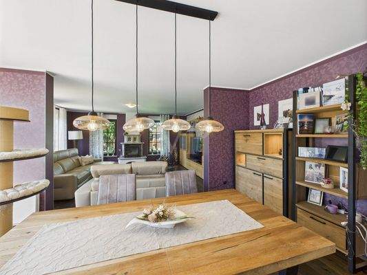 Wohn- und Esszimmer mit Kamin