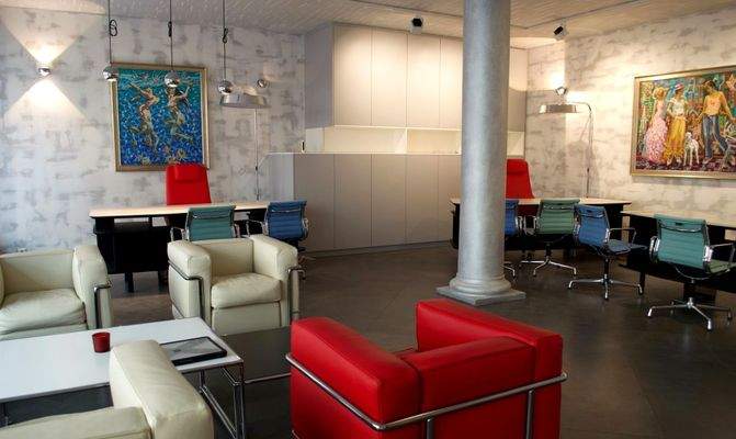 Stilvolle Arbeitsplätze mit drehbaren Designerstüh