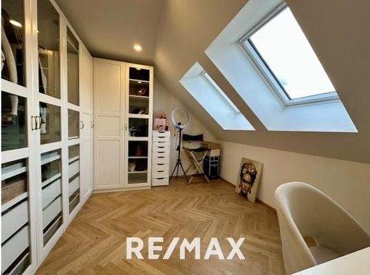 Objekt 1 - Zimmer mit Schrankraum