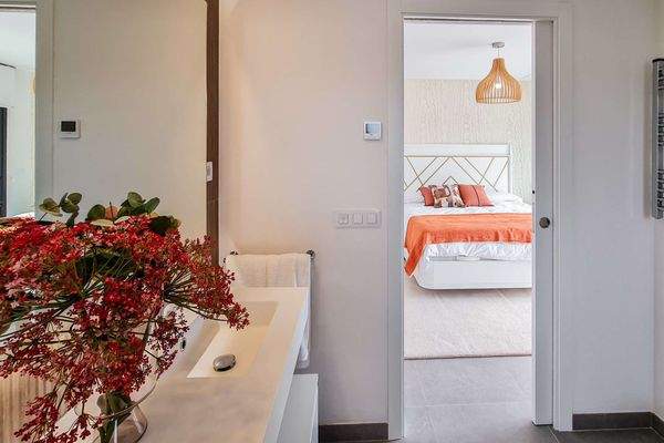 Blick vom en Suite Bad in eines der Schlafzimmer