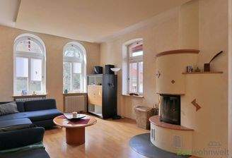 großes Wohnzimmer mit Kamin