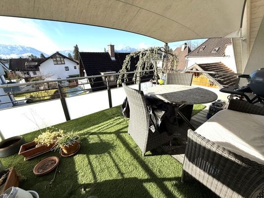 große Dachterrasse mit Bergblick
