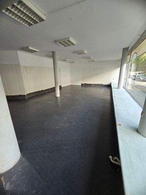 Leerer Raum mit Fenstern