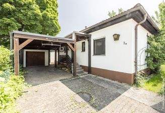 Hauseingangsseite mit Garage