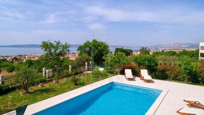 Die Villa befindet sich in malerischer Lage