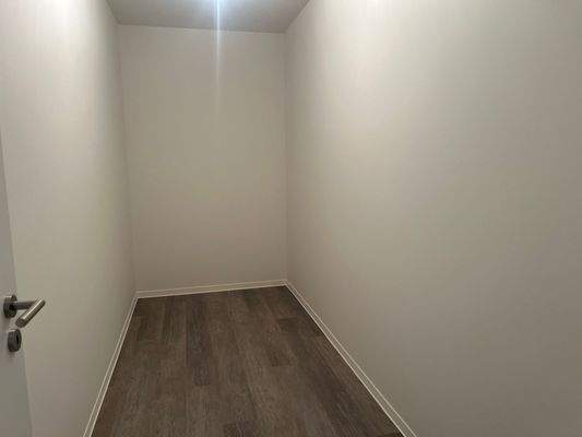 Leerer Raum mit Holzboden