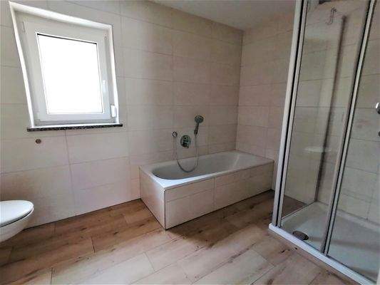 Tageslichtbad mit Wanne und Dusche