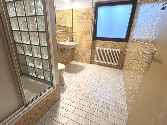 Das Tageslichtbadezimmer im Souterrain