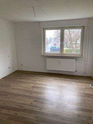 Zimmer mit Fenster und neuem Designboden in Holzoptik.jpg