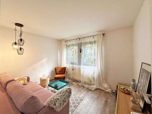 Blick in das helle Gästezimmer im Erdgeschoss