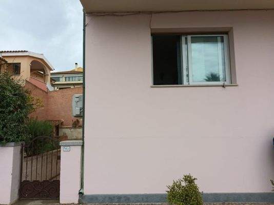 Aussenansicht mit Eingang Garten und Kellerraum