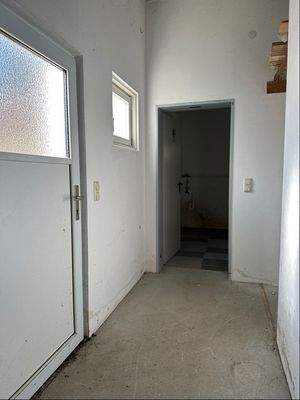 Anbau KG Flur mit Tür zum Garten