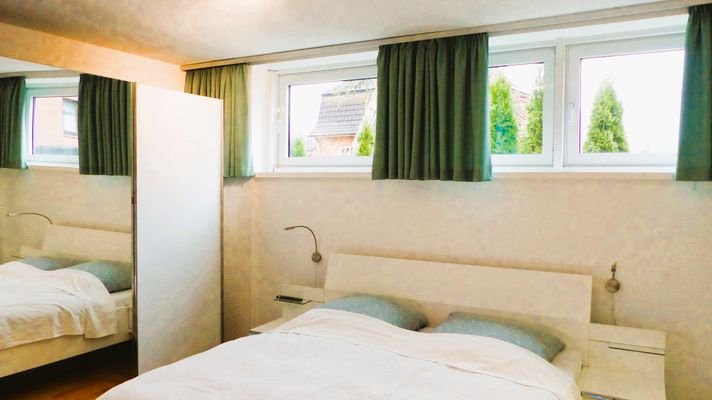 Schlafzimmer mit Zugang zum Bad
