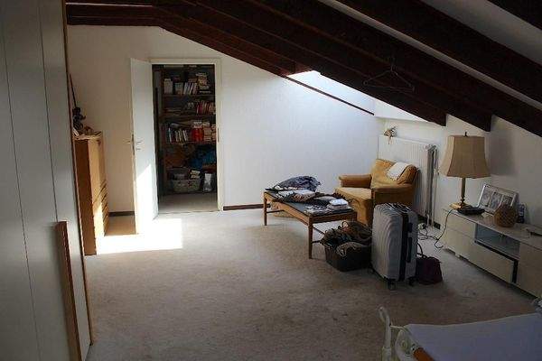 Großes Schlafzimmer DG Blick zum kl. Abstellraum