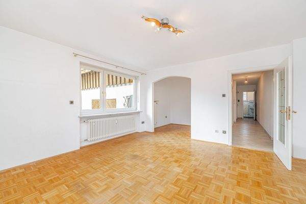 geräumiges Wohnzimmer