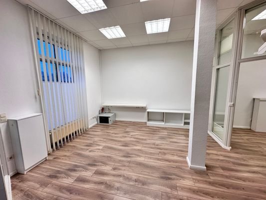 Empfangsbereich mit Treppe ins OG