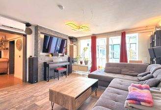 Gemütliches Wohnzimmer mit Wintergarten