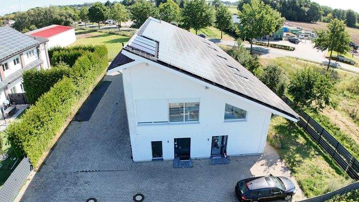 Modernes Wohn-Geschäftshaus