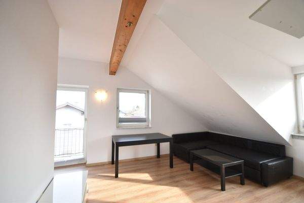 Wohn- Ess- Kochbereich - Kleines möbliertes 2 Zimmer Apartment mit Balkon und schöner Aussicht Miete Oberndorf bei Salzburg