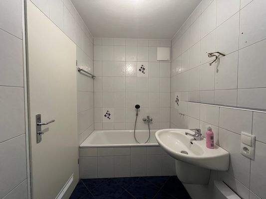 Helles Badezimmer mit Wanne