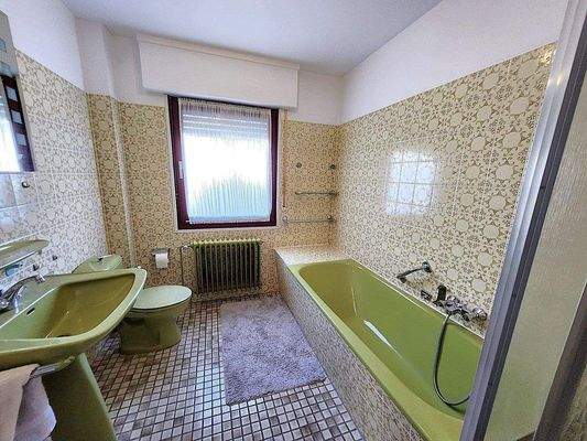 DAS TAGESLICHTBADEZIMMER MIT WANNE UND DUSCHE