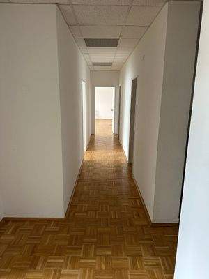 Heller Büroflur mit Türen