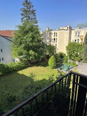 Blick vom Balkon in den Garten