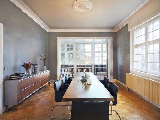 Helles, repräsentatives Esszimmer mit großem Erker und Parkettboden (Möblierung KI-generiert)