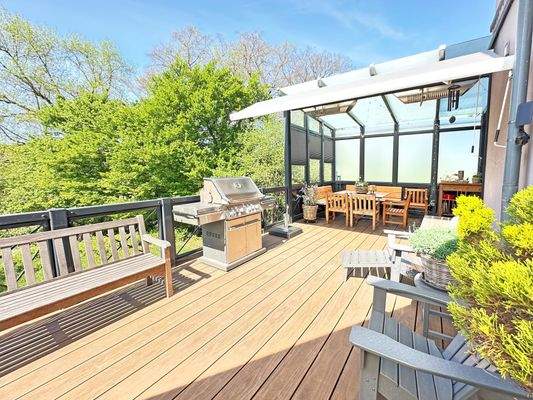 Hier fehlt es an nichts! Sonnenterrasse aus hochwertigem Akoyaholz