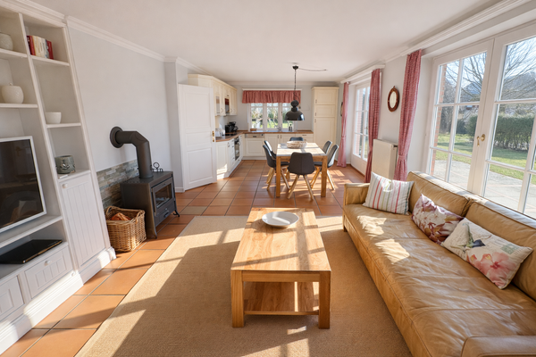 Helles Wohnzimmer mit Gartenblick - Haus 2