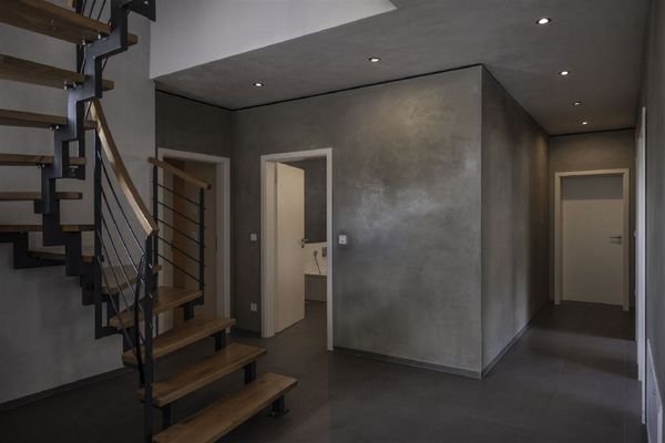 Diele mit schöner Holztreppe