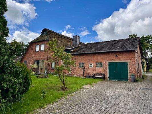 Nostalgisches Reetdachhaus im Grünen