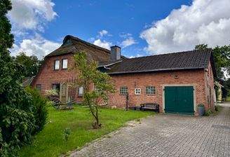 Nostalgisches Reetdachhaus im Grünen