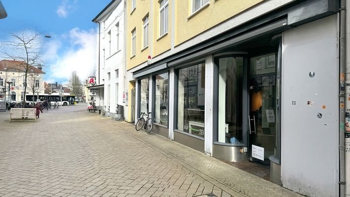 Blick zum Julius-Mosen-Platz (Ladengeschäft (rechts)