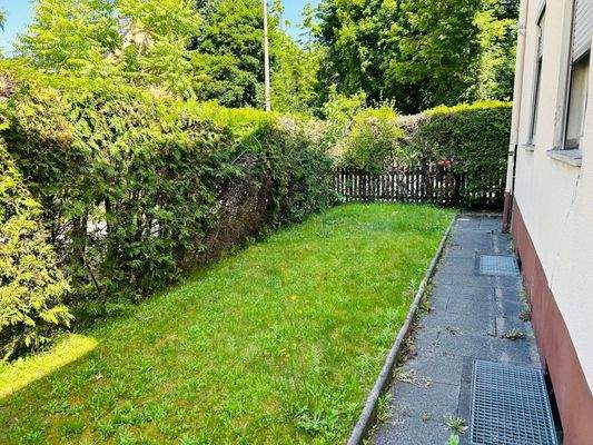  seitlicher Gartenbereich