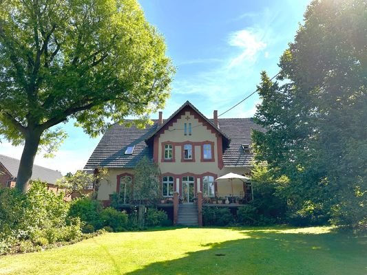 Vorgarten mit Blick zur Bankirai-Terrasse