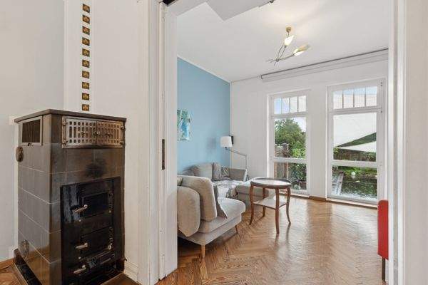 Wohnzimmer mit historischem Kachelofen