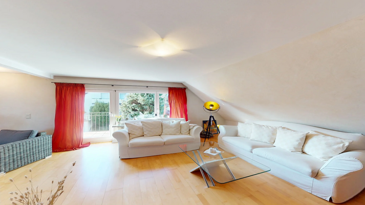 Wohnzimmer mit Zugang zum Balkon