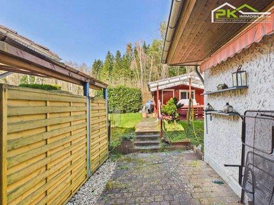 hintere Terrasse mit Gartenhütte 