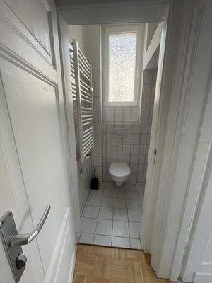 Kleines Badezimmer mit WC